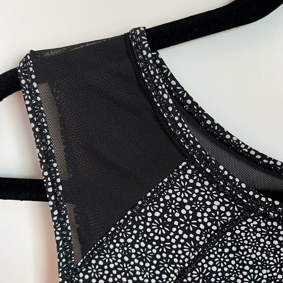 Adorable sleeveless top from lululemon - Picture 2 of 4